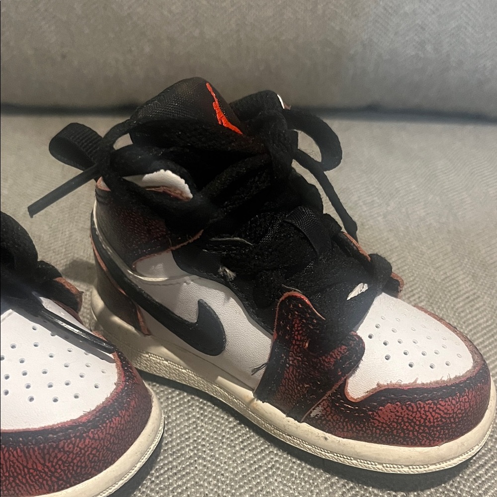 Nike Jordan Kids' Black and White Sneakers with Red Accents size 4C / Toddler - Picture 5 of 8